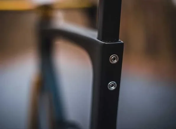 Integrated seatpost clamp