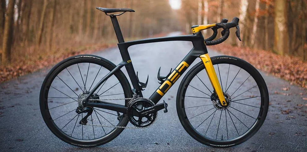 A road bike with IDEA CALOBRA carbon wheels