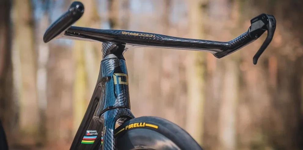 The IDEA S1 AERO carbon cockpit from the rider’s perspective