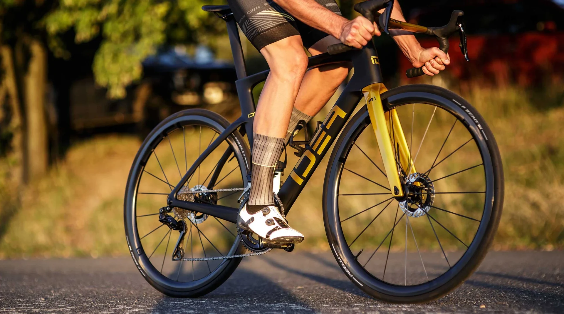 An IDEA R1 road bike with CALOBRA carbon wheels in action