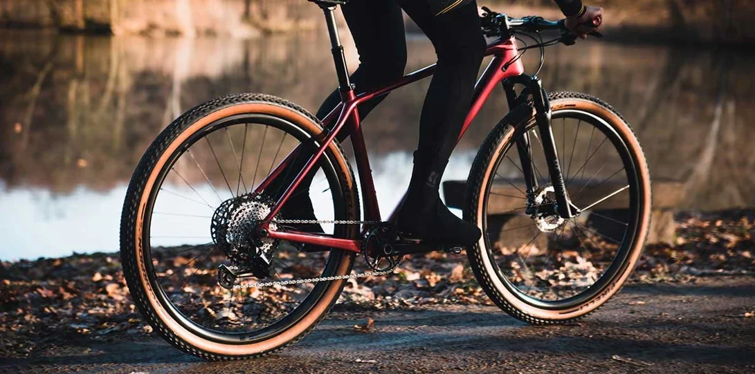 A mountain bike with IDEA DOLOMITY carbon wheels in action