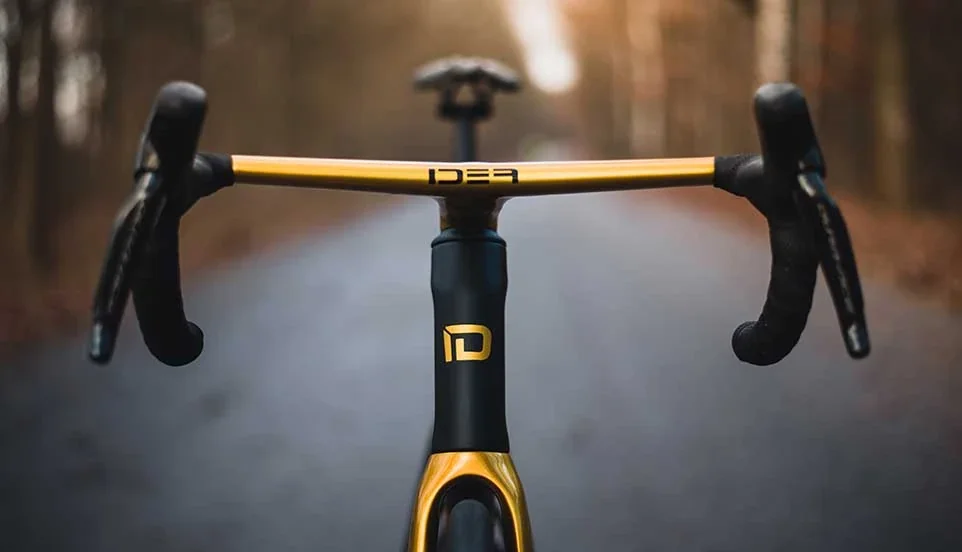 Integrated cockpit and handlebar ergonomics of the IDEA R1 AERO
